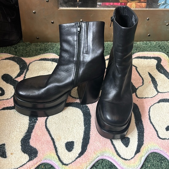 Steve Madden Shoes - Steve Madden cobra boots